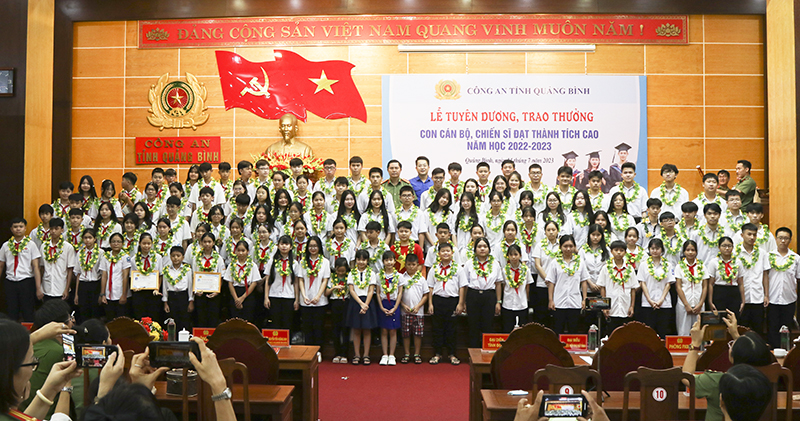 Công an tỉnh: Tuyên dương học sinh đạt thành tích cao trong năm học 2022-2023