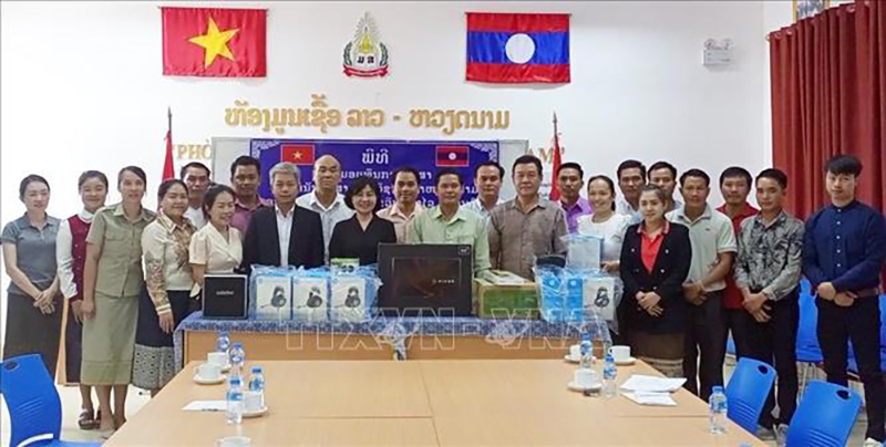 Tổng Lãnh sự quán Việt Nam tại Luang Prabang trao quà tặng cho trường Đại học Souphanouvong
