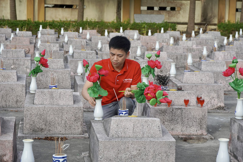 Dâng hoa lên phần mộ các anh hùng, liệt sỹ