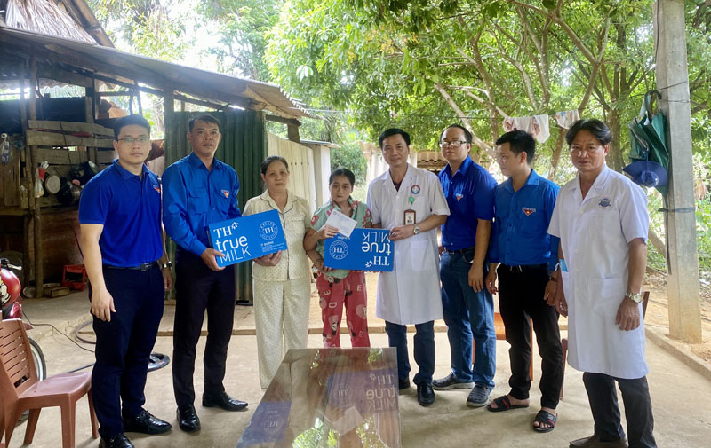 Khám, chữa bệnh và cấp phát thuốc miễn phí cho người dân xã Hóa Thanh