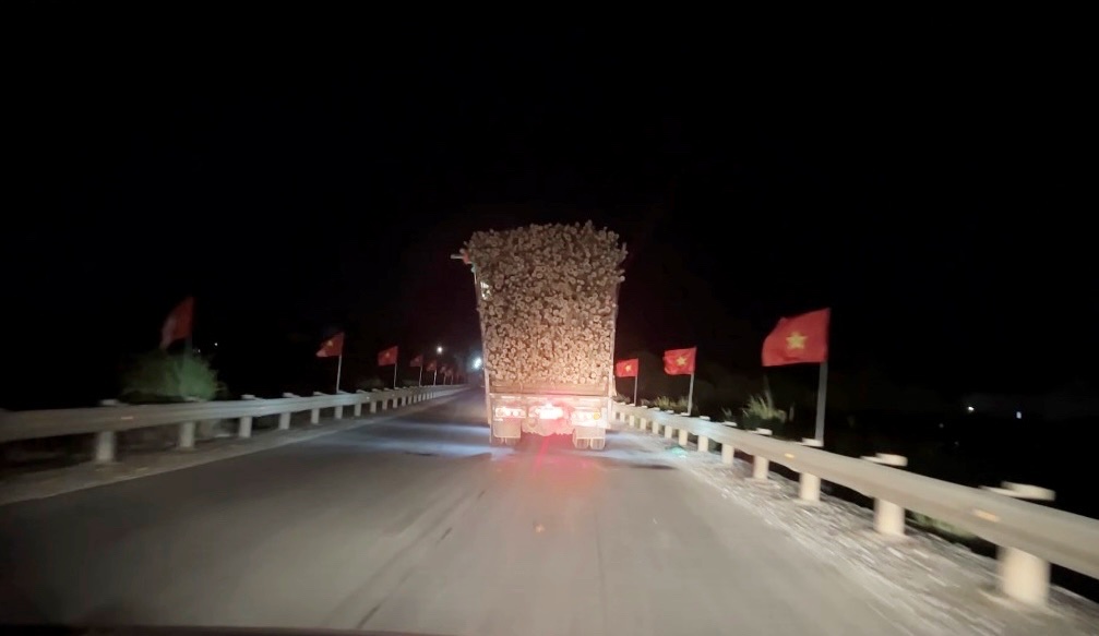 Xe quá khổ, quá tải lấn đường du lịch
