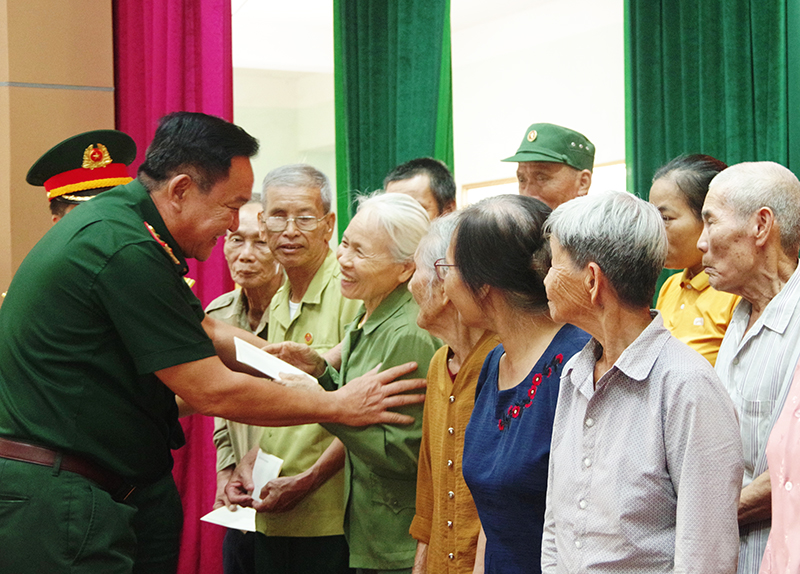 Thượng tướng Võ Minh Lương thăm, tặng quà đối tượng chính sách tại Quảng Bình
