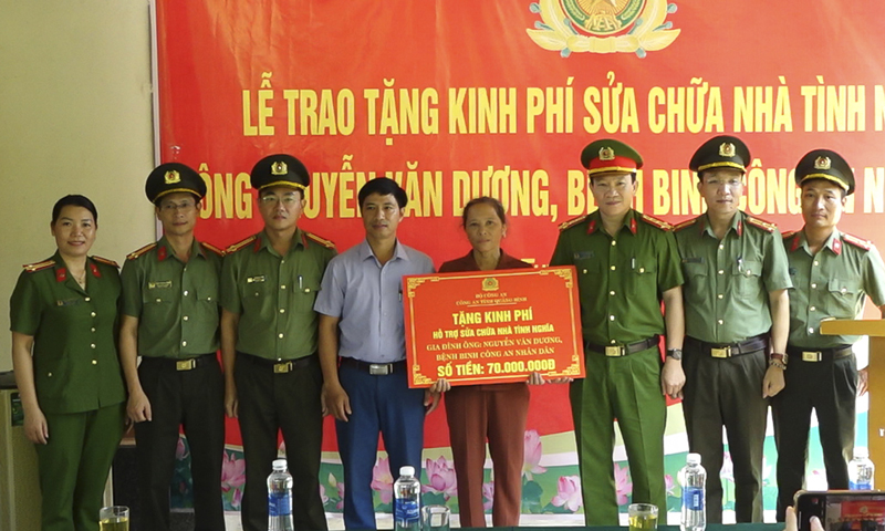 Trao tặng kinh phí sửa chữa nhà tình nghĩa cho gia đình bệnh binh