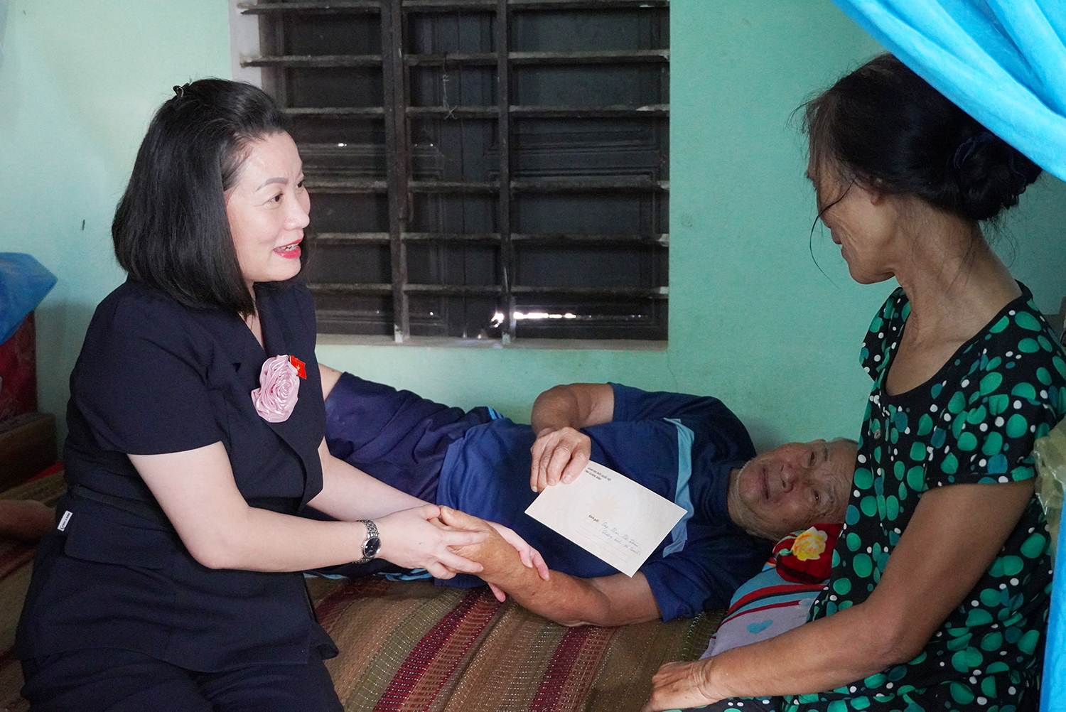 Đồng chí Phó Trưởng đoàn chuyên trách Đoàn ĐBQH tỉnh thăm, tặng quà gia đình chính sách
