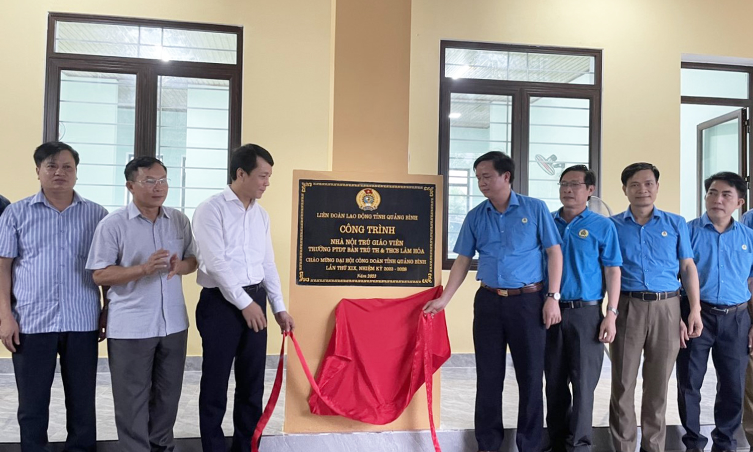 Bàn giao và gắn biển công trình chào mừng Đại hội Công đoàn tỉnh lần thứ XIX