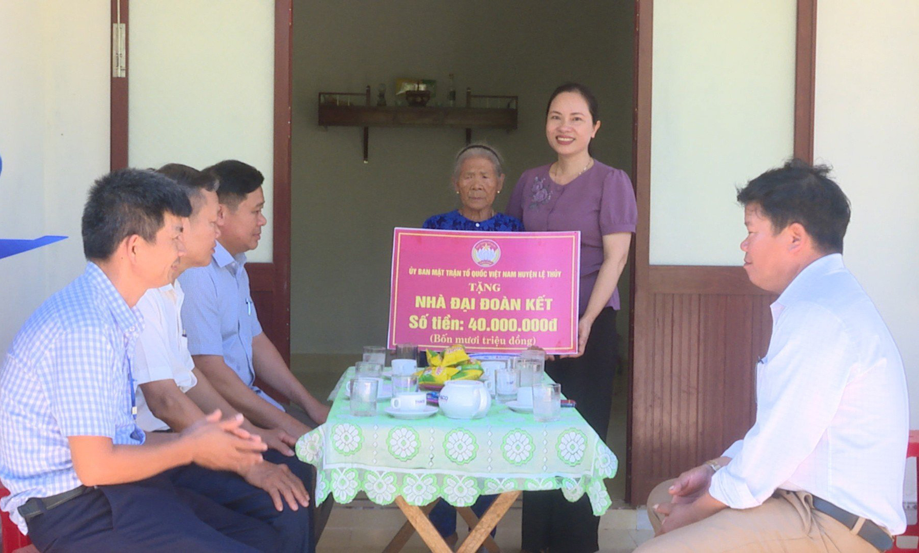 Bàn giao nhà "Đại đoàn kết" cho hộ nghèo