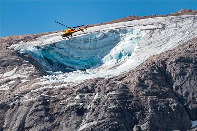 Cứu hộ khoảng 300 người mắc kẹt tại trạm cáp treo trên núi Alps