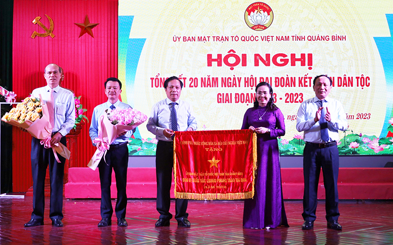 Biểu dương các tập thể, cá nhân tiêu biểu trong tổ chức "Ngày hội Đại đoàn kết toàn dân tộc"