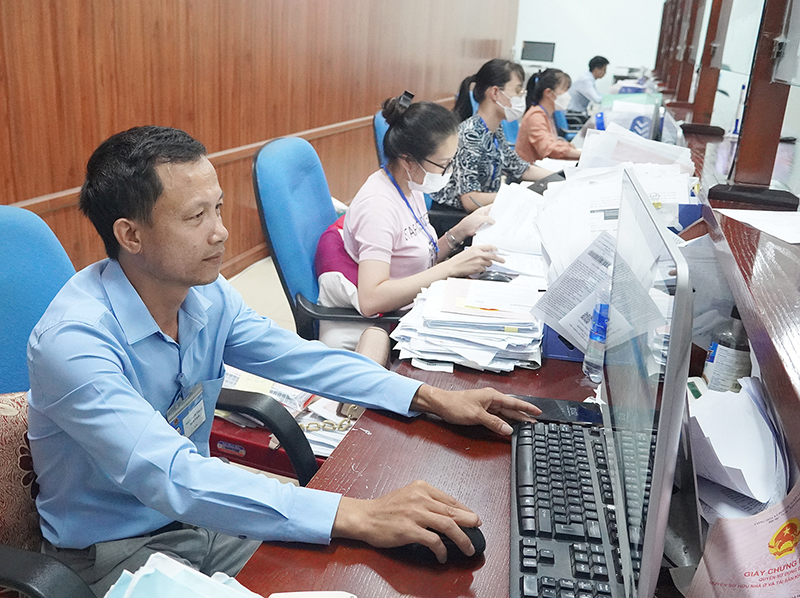 Tiếp tục ngăn chặn, đẩy lùi sự suy thoái, "tự diễn biến", "tự chuyển hóa" trong nội bộ