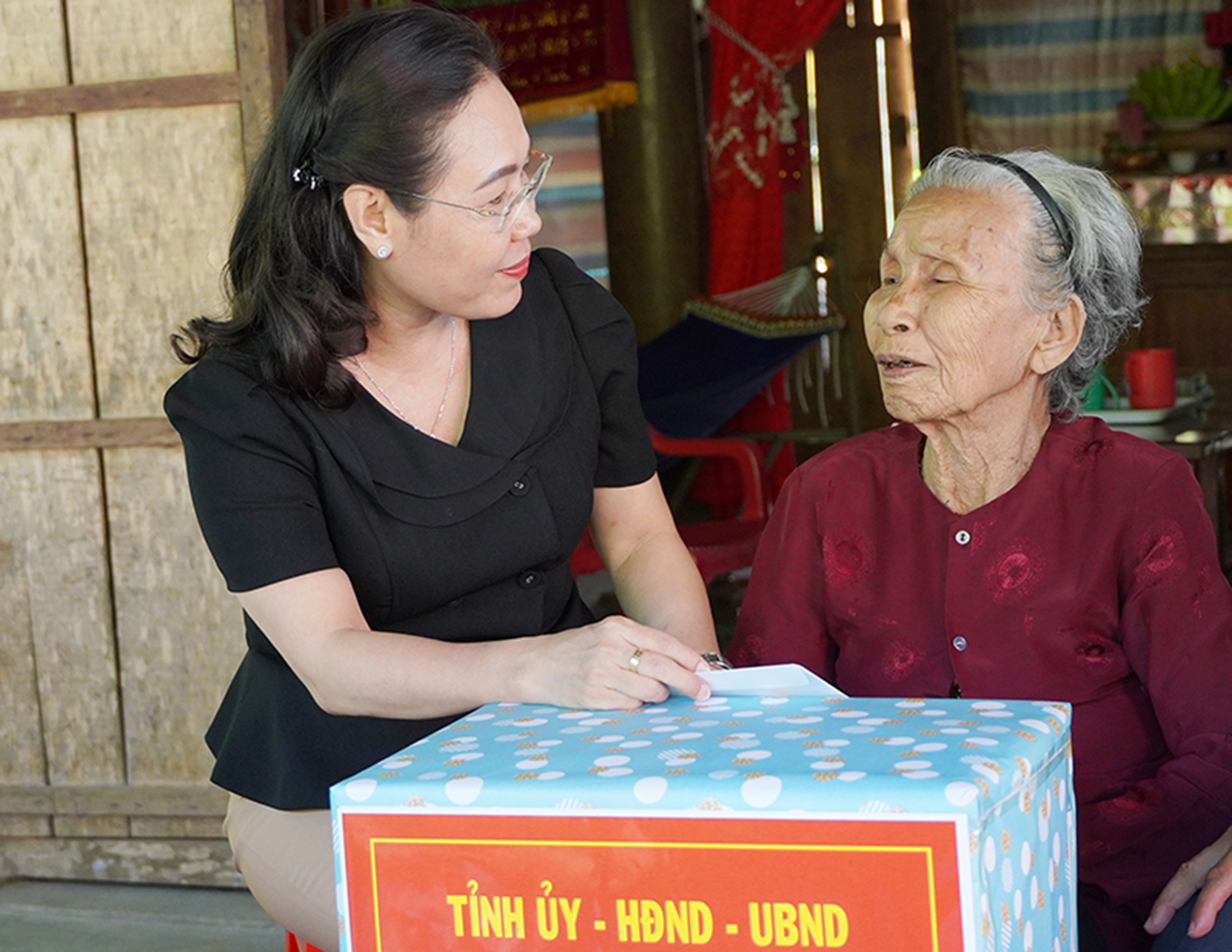 Đồng chí Chủ tịch Ủy ban MTTQVN tỉnh thăm, tặng quà các mẹ Việt Nam anh hùng