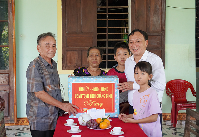 Đồng chí Phó Bí thư Thường trực Tỉnh ủy thăm, tặng quà gia đình chính sách