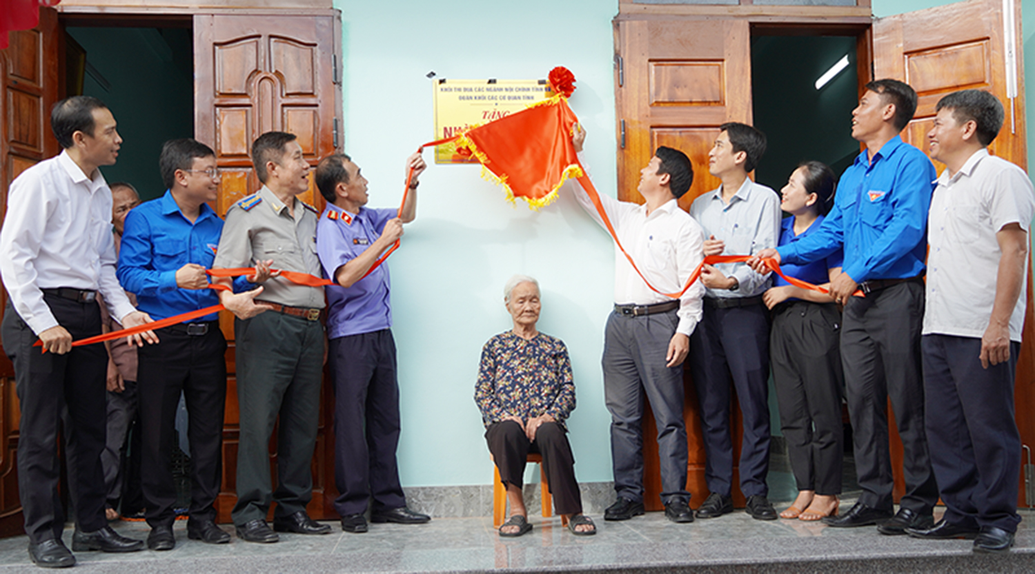 Bàn giao nhà tình nghĩa cho cựu thanh niên xung phong ở xã Phù Hóa