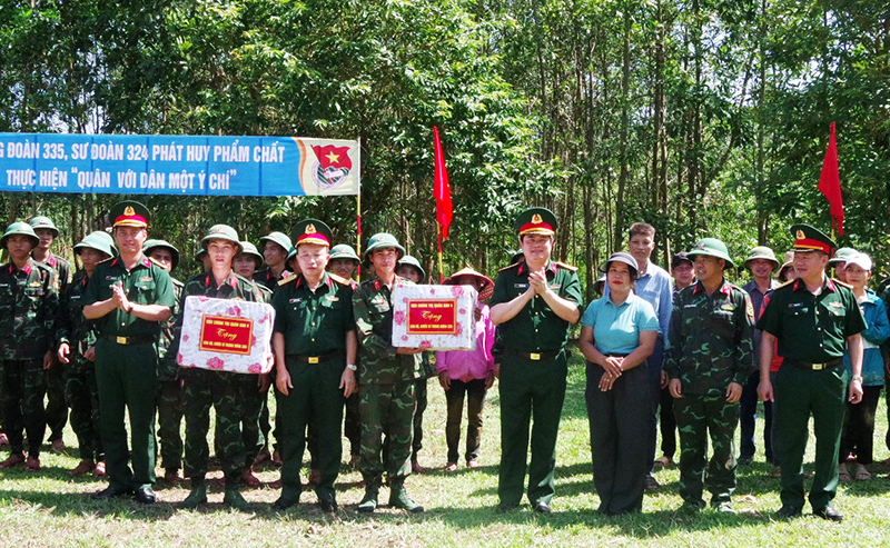 Thăm, tặng quà các đơn vị làm công tác dân vận trên địa bàn tỉnh