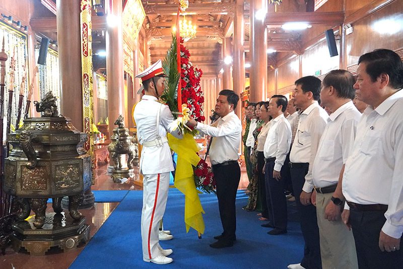 TP. Đồng Hới: Dâng hoa, dâng hương tưởng niệm Bác Hồ và các Anh hùng liệt sỹ
