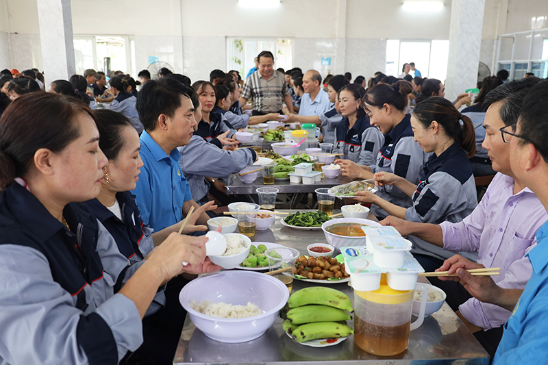 "Bữa cơm Công đoàn" tri ân người lao động