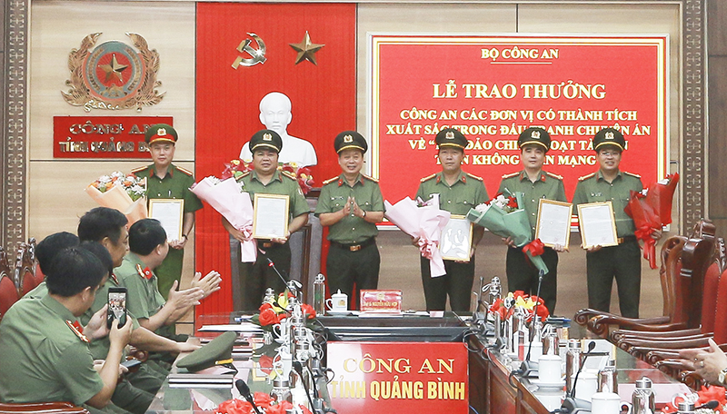 Khen thưởng các đơn vị đấu tranh chuyên án lừa đảo chiếm đoạt tài sản trên không gian mạng