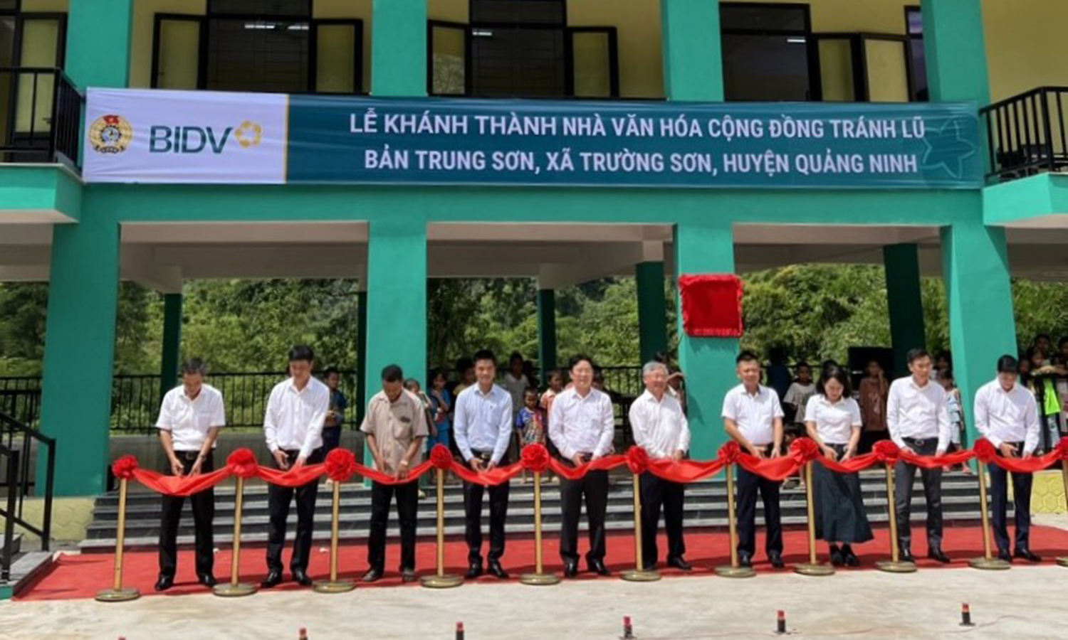 Khánh thành và bàn giao nhà văn hóa cộng đồng tránh lũ tại xã Trường Sơn