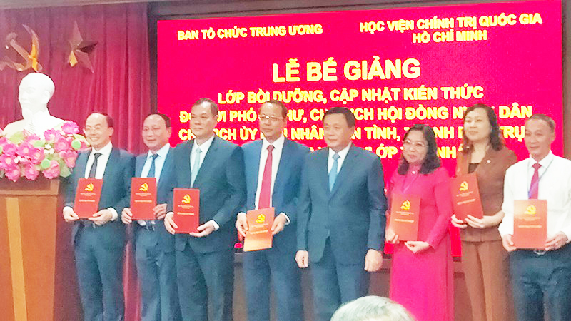 Bế giảng lớp bồi dưỡng các lãnh đạo tỉnh, thành phố trực thuộc Trung ương