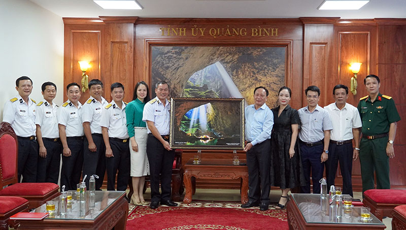 Đồng chí Phó Bí thư Thường trực Tỉnh ủy tiếp xã giao đoàn công tác Vùng 3 Hải quân