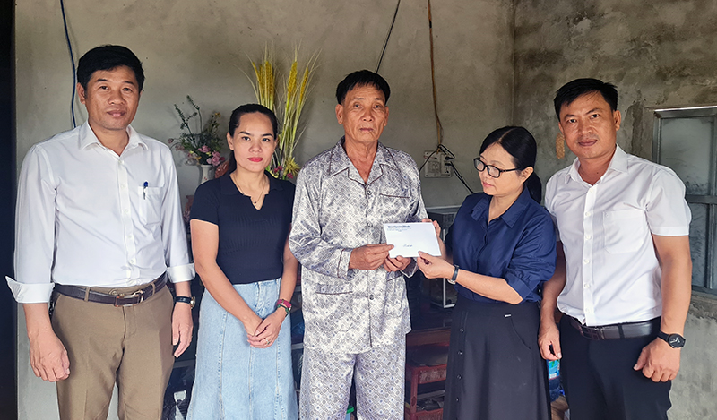 Trao tiền hỗ trợ cho nhân vật trong chuyên mục "Cảnh đời"