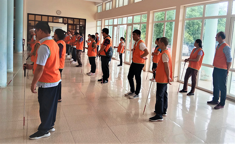 Tập huấn kỹ thuật sử dụng gậy định hướng cho người mù khu vực miền Trung