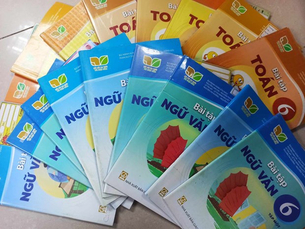 Bán sách bài tập kèm sách giáo khoa: "Trống đánh xuôi, kèn thổi ngược"