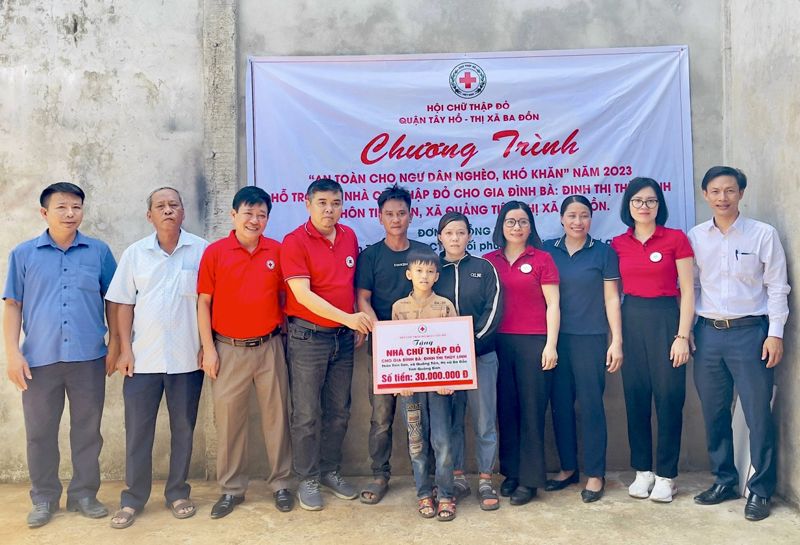 Tặng quà cho gia đình ngư dân nghèo