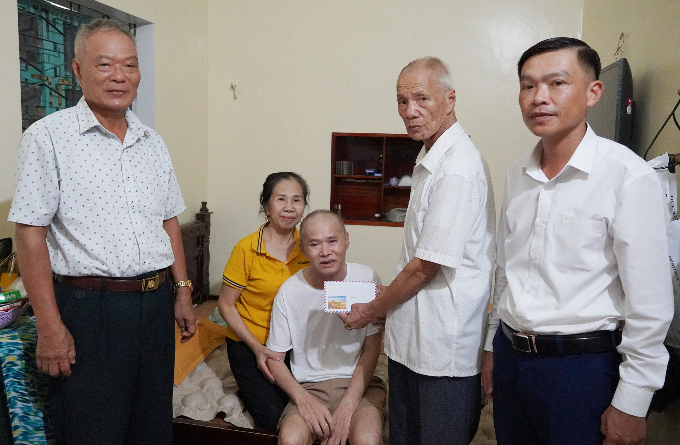 Tuổi 80 vẫn "mê" làm từ thiện