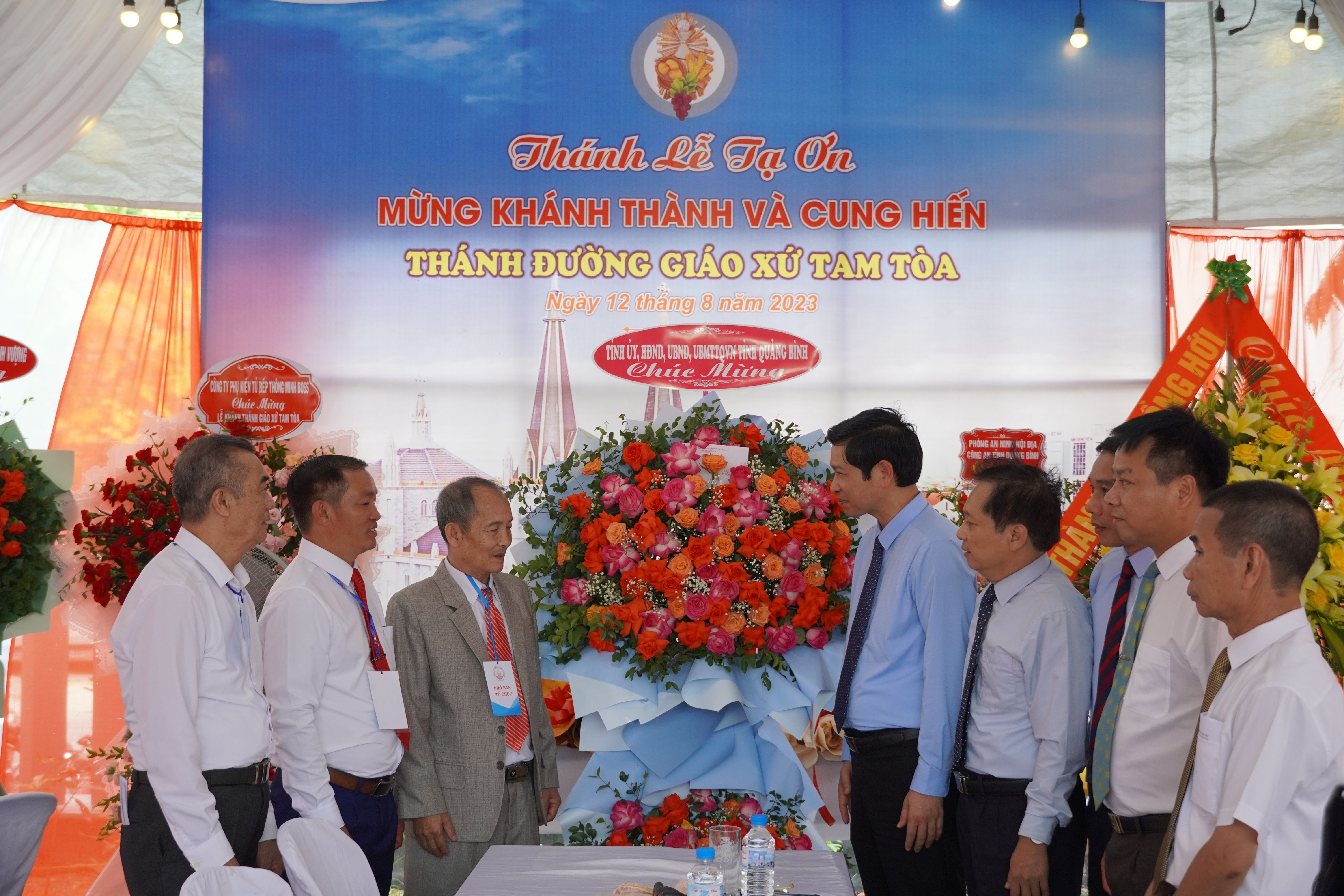 Đồng chí Phó Chủ tịch UBND tỉnh Hồ An Phong chúc mừng Giáo xứ Tam Tòa nhân dịp khánh thành nhà thờ Giáo xứ