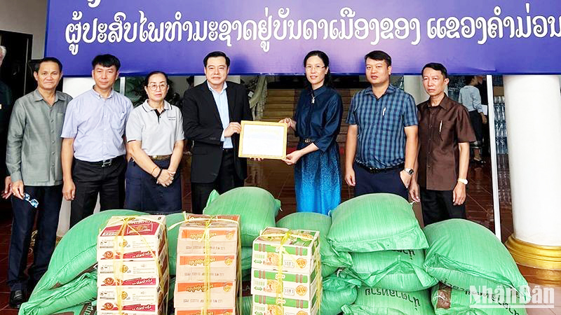 Hỗ trợ người dân chịu ảnh hưởng của lũ lụt tại các tỉnh Trung Lào