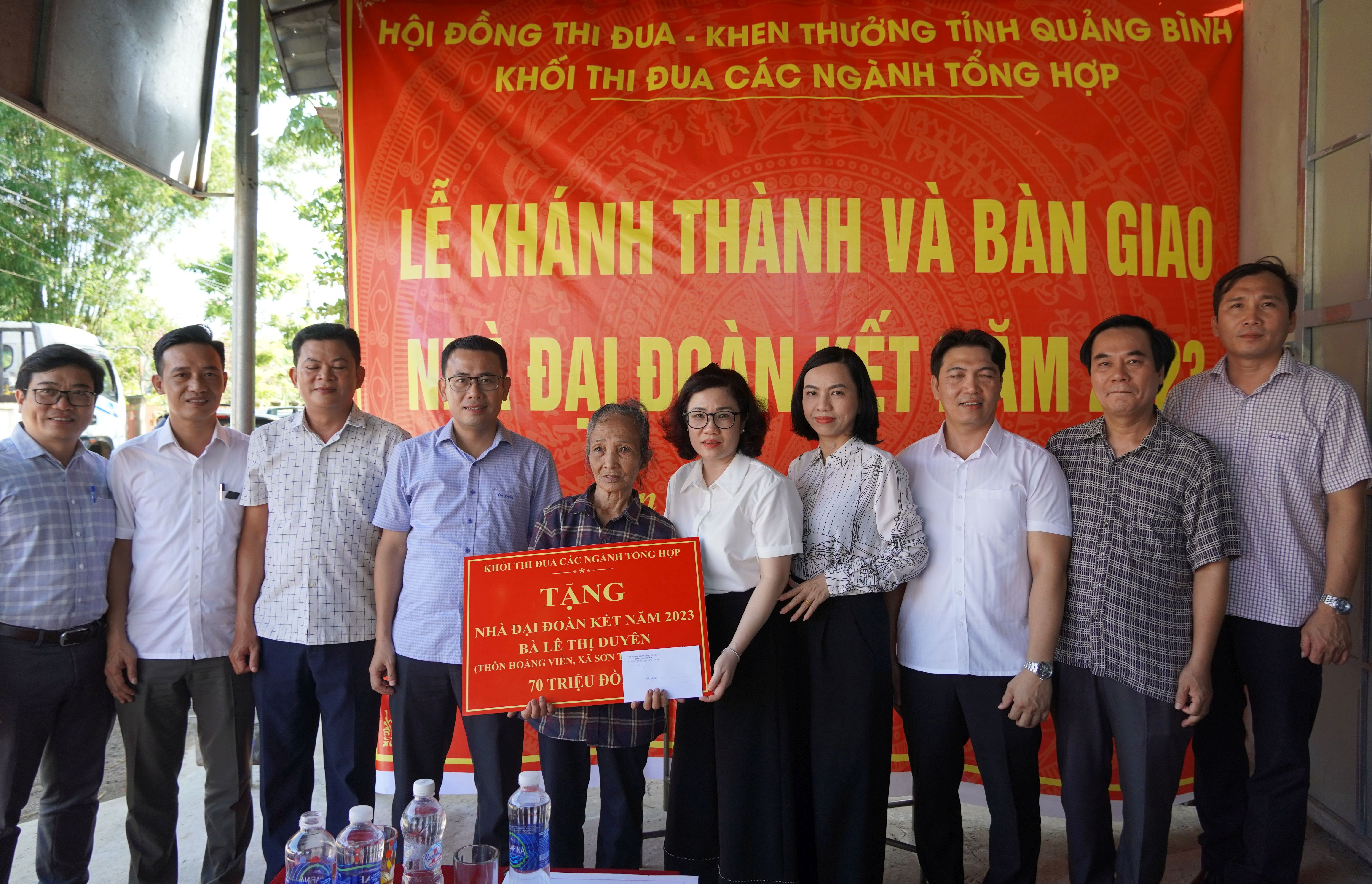 Khối thi đua các ngành Tổng hợp tỉnh: Khánh thành và bàn giao nhà "Đại đoàn kết" cho hộ nghèo