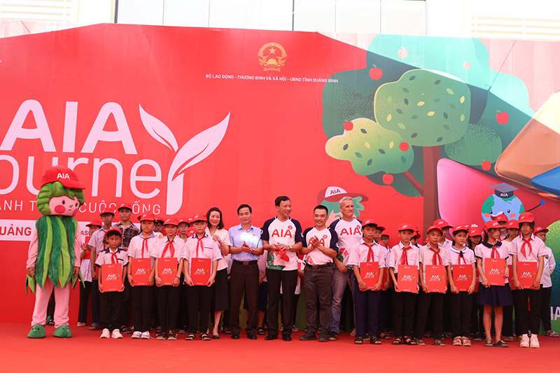 AIA Việt Nam trao 110 xe đạp cho học sinh khó khăn