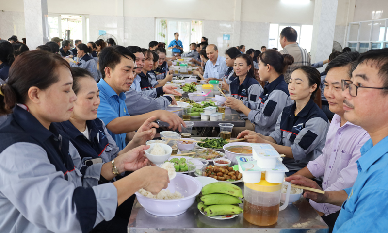 Ấm áp "Bữa cơm Công đoàn"