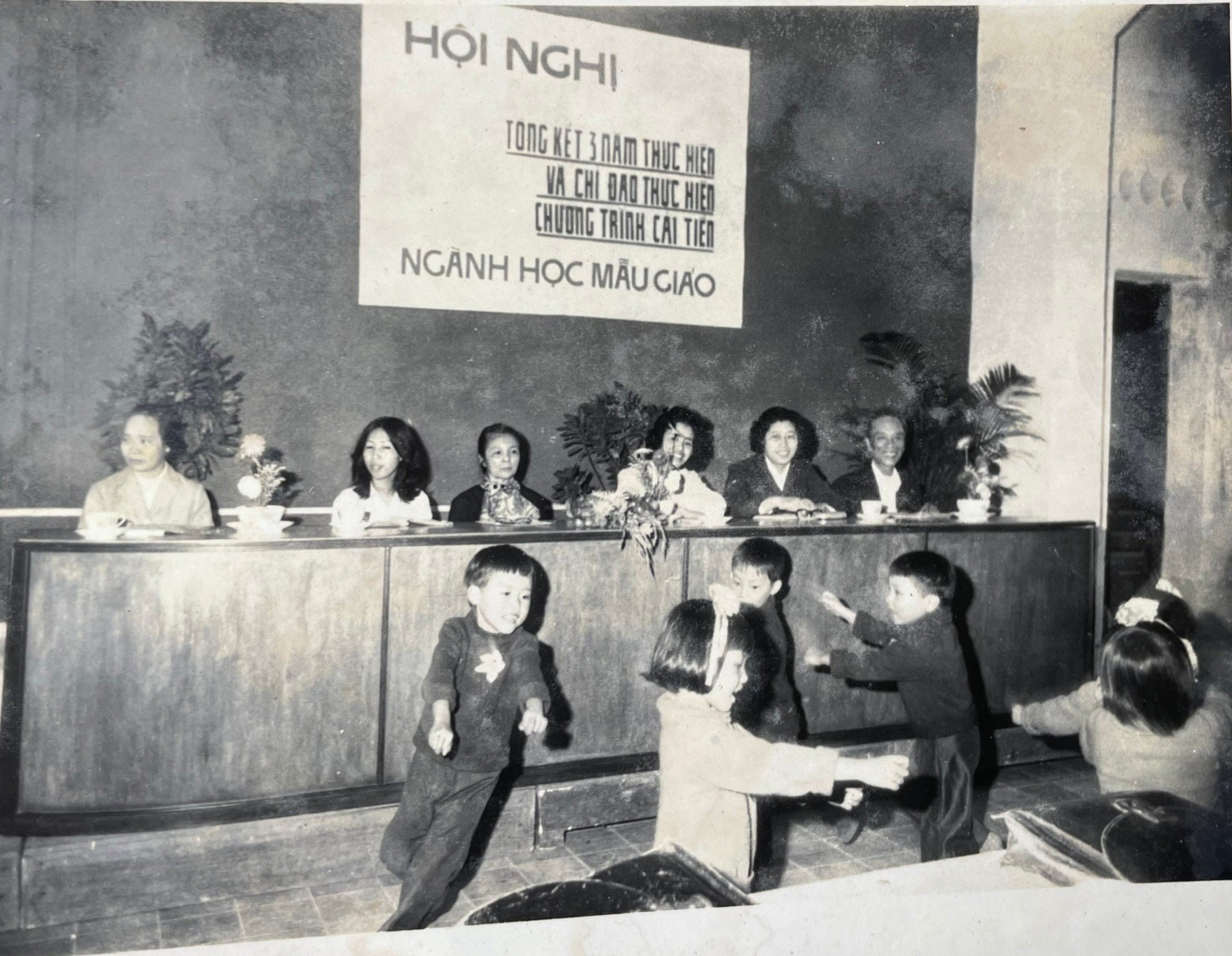 Người phụ nữ phất cao cờ đỏ sao vàng trong ngày khởi nghĩa