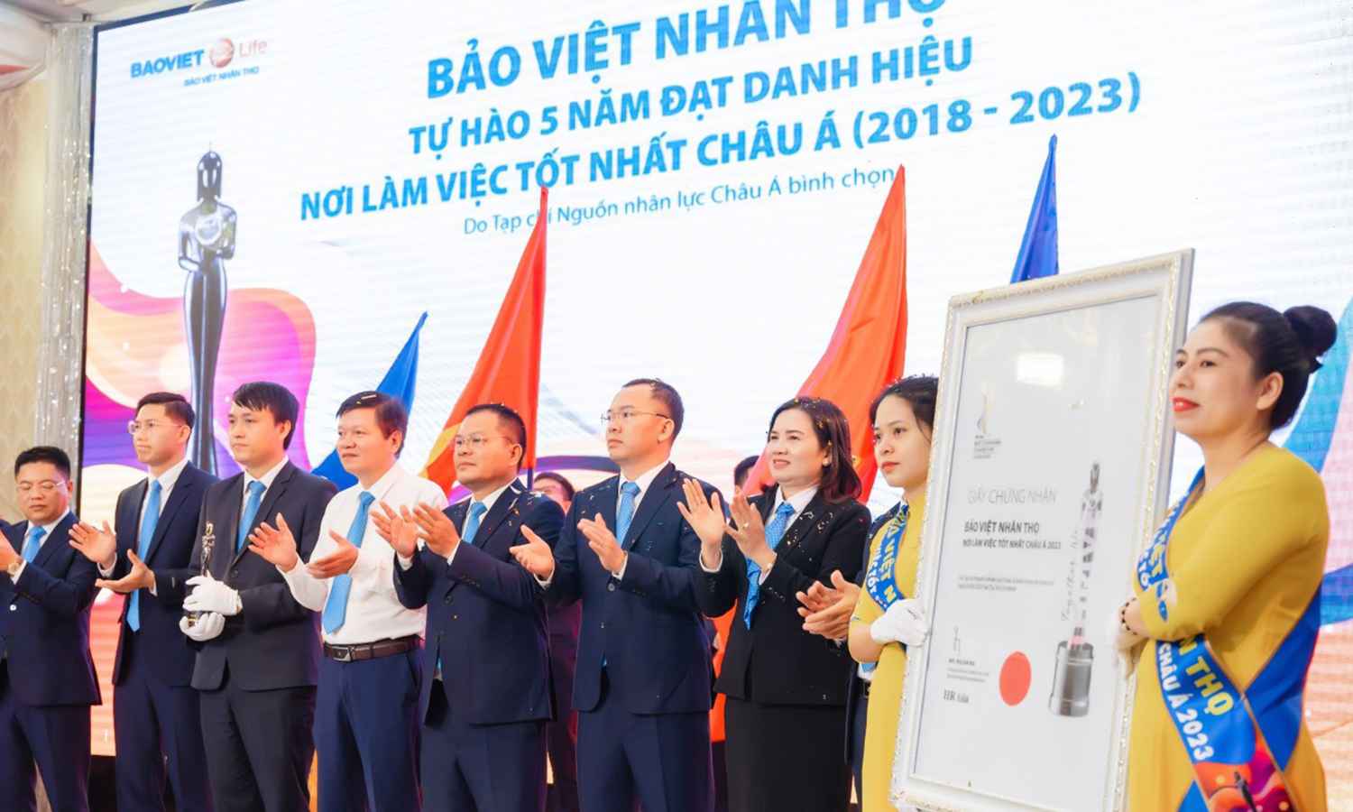Bảo Việt Nhân thọ Quảng Bình đón nhận giải thưởng "Nơi làm việc tốt nhất châu Á"