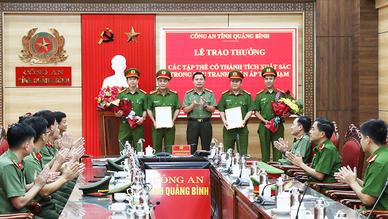Trao thưởng các đơn vị có thành tích xuất sắc trong đấu tranh, trấn áp tội phạm