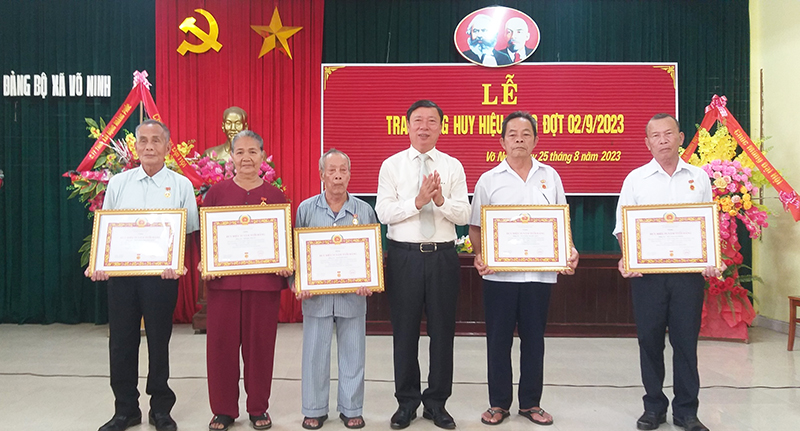 Quảng Ninh: Trao tặng, truy tặng Huy hiệu Đảng đợt 2/9