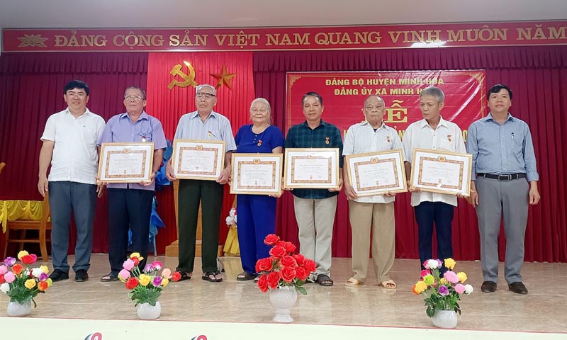 Minh Hóa: Có 48 đảng viên được trao tặng Huy hiệu Đảng dịp 2/9