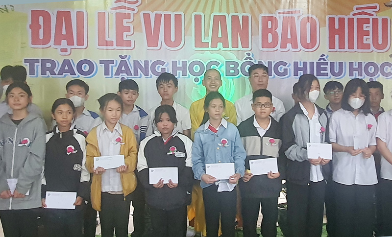 Trao tặng học bổng cho học sinh có hoàn cảnh khó khăn trước thềm năm học mới
