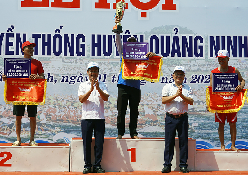 Quảng Ninh: Sôi nổi lễ hội đua thuyền truyền thống năm 2023