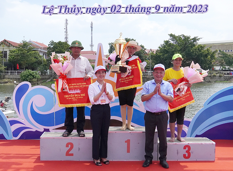 Lệ Thủy: Lễ hội đua, bơi thuyền truyền thống trên sông Kiến Giang