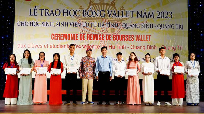 Trao học bổng Vallet năm học 2023-2024