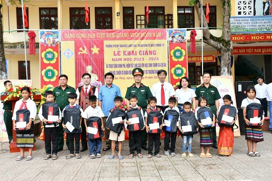Đoàn Kinh tế-Quốc phòng 79: Tặng kinh phí, hiện vật cho học sinh người dân tộc thiểu số