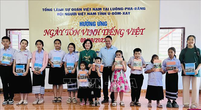 Người Việt ở Bắc Lào hưởng ứng Ngày Tôn vinh Tiếng Việt
