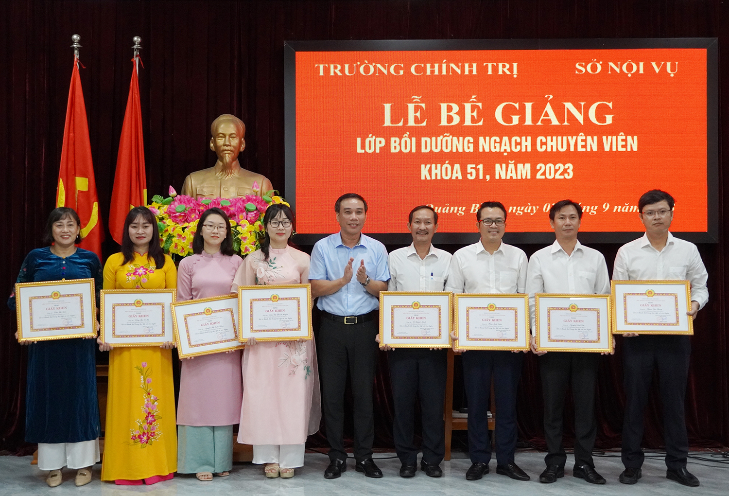 Bế giảng lớp bồi dưỡng ngạch chuyên viên khóa 51