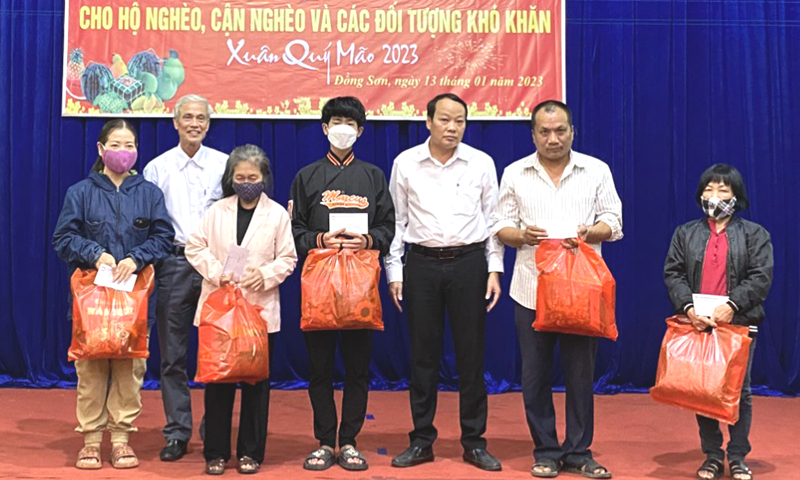 Hết lòng vì người nghèo