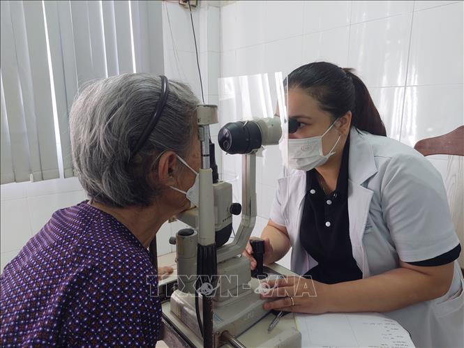 Người bệnh đau mắt đỏ cần làm gì và những lưu ý khi sử dụng thuốc nhỏ mắt