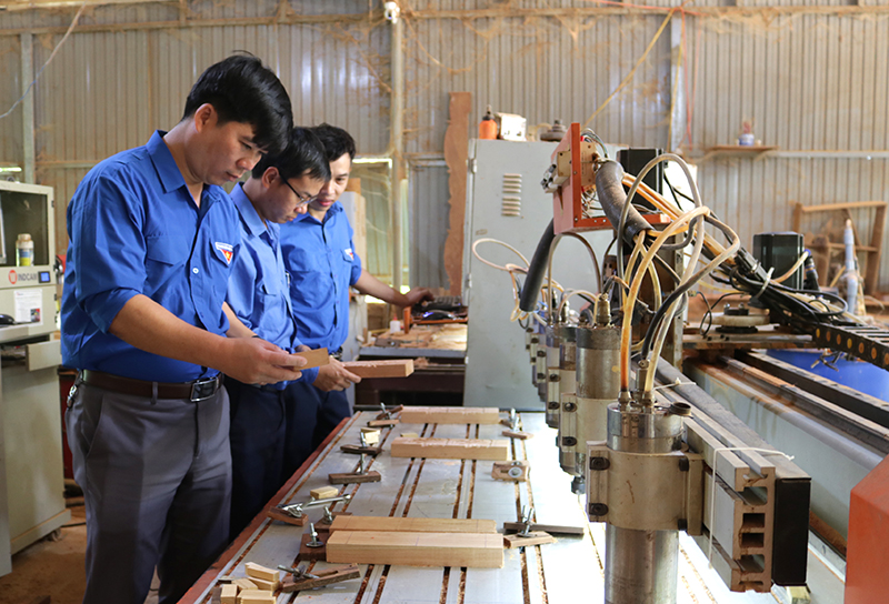 Phát triển công nghiệp và tiểu thủ công nghiệp còn nhiều khó khăn