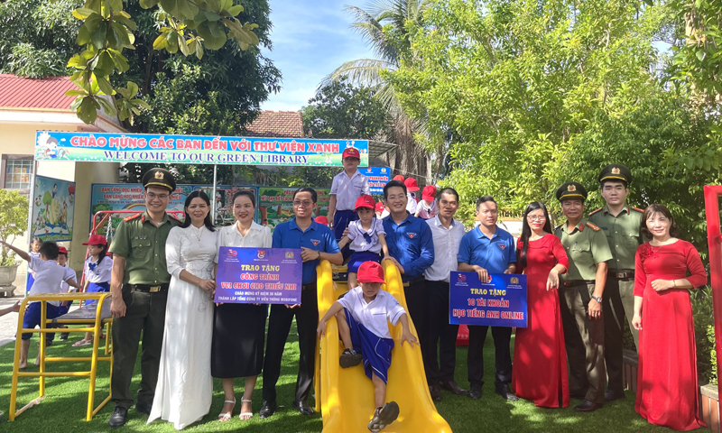 Bàn giao công trình vui chơi cho học sinh xã Hồng Thủy
