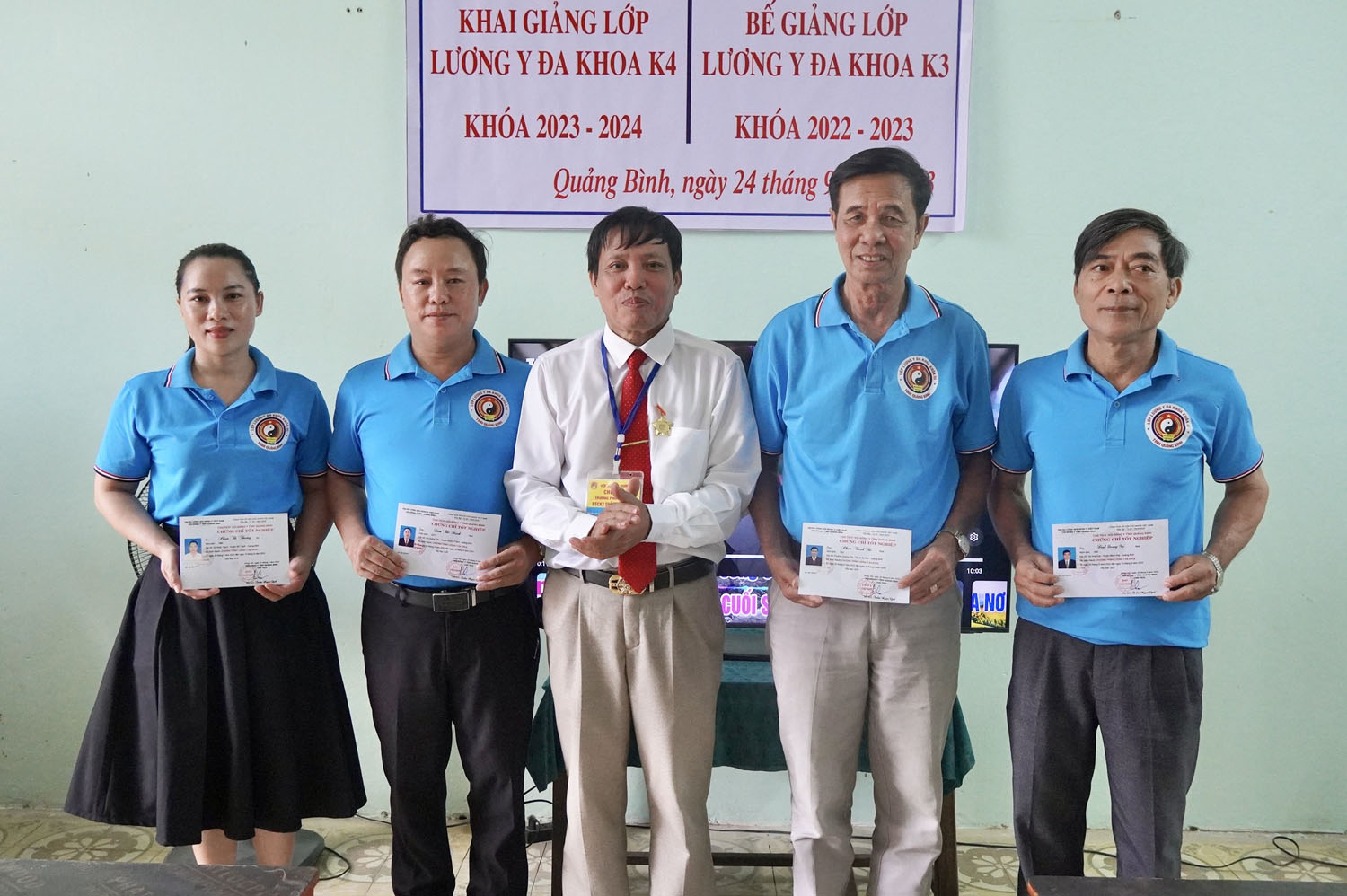 Bế giảng lớp lương y đa khoa K3 và khai giảng lớp học K4